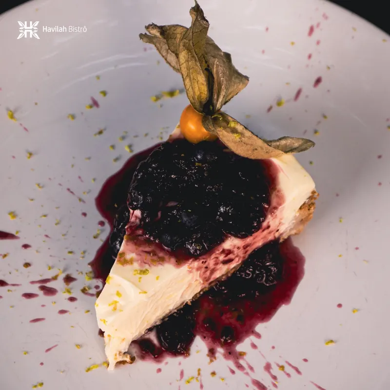 Cheesecake com calda de frutas vermelhas