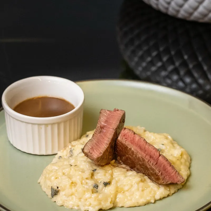 Filé grelhado ao ponto sobre risoto cremoso com molho madeira