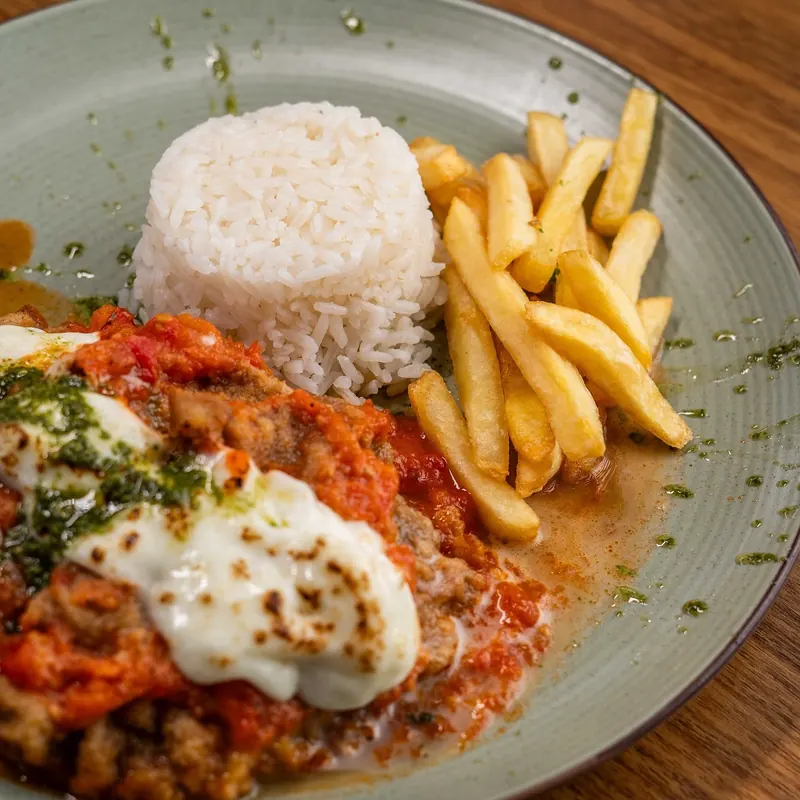 Filé à parmegiana com arroz e batata frita