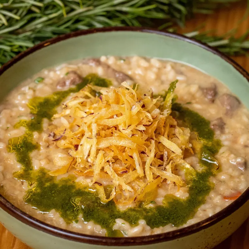 Risoto cremoso finalizado com batata palha crocante e azeite de ervas