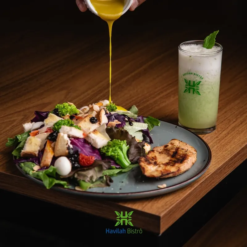 Salada com frango grelhado, folhas frescas e molho cítrico